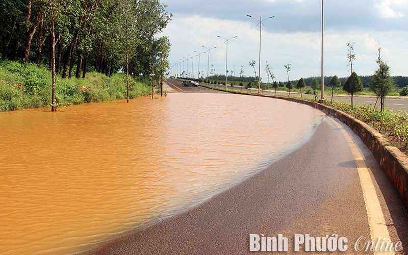 “Biển” giữa lòng đường