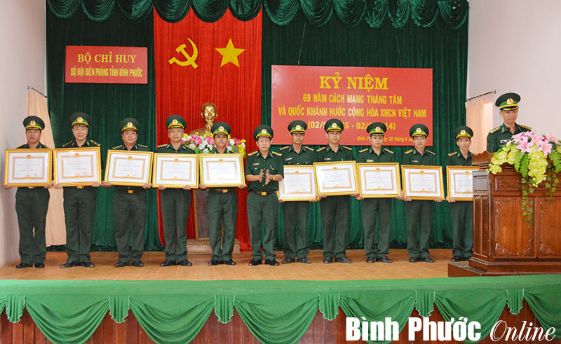 Bộ đội bi&ecirc;n ph&ograve;ng m&iacute;t tinh kỷ niệm ng&agrave;y Quốc kh&aacute;nh