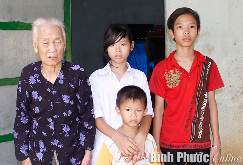 Bốn b&agrave; ch&aacute;u đ&aacute;ng thương