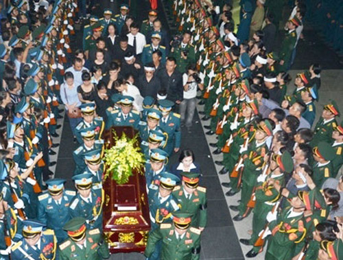 Tổ chức trọng thể lễ viếng 18 liệt sĩ trong vụ rơi m&aacute;y bay