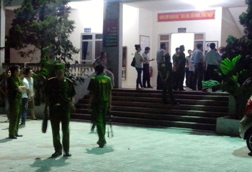 Cảnh s&aacute;t d&ugrave;ng s&uacute;ng khống chế kiểm l&acirc;m