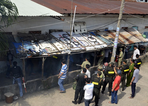 Người đ&agrave;n b&agrave; c&ugrave;ng nh&acirc;n t&igrave;nh d&agrave;n cảnh bắt c&oacute;c trong ph&ograve;ng trọ