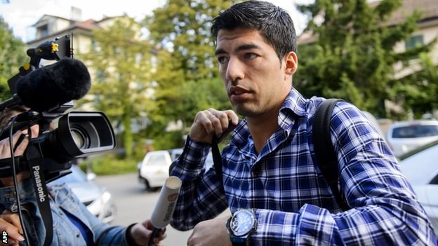 Luis Suarez chống lệnh FIFA, bắt đầu tập cùng Barcelona