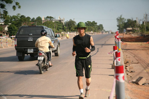 Chàng trai chạy bộ xuyên Việt