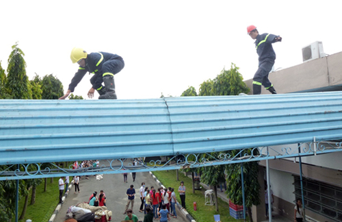 Ống thông gió bốc cháy, 1.000 công nhân tháo chạy