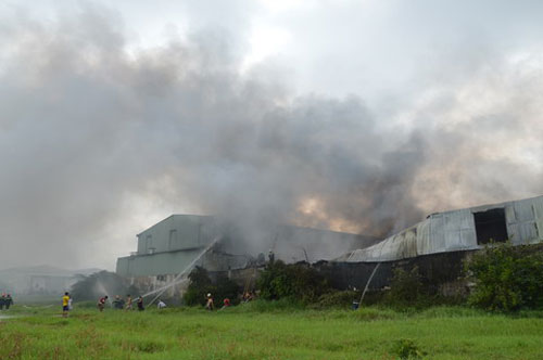 Ch&aacute;y lớn thi&ecirc;u rụi c&ocirc;ng ty sản xuất đế d&eacute;p