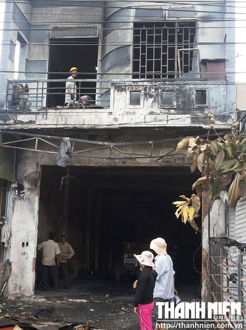 Đ&ograve;i nợ kh&ocirc;ng được, đốt cửa h&agrave;ng xe m&aacute;y để trả th&ugrave;