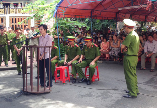 Tử h&igrave;nh người chồng cuồng ghen cầm 6 con dao đ&acirc;m chết vợ