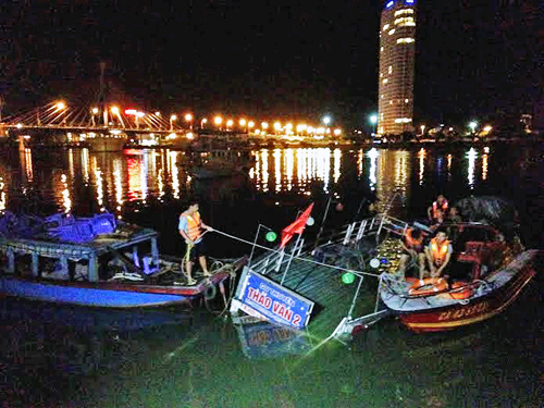 Chìm tàu du lịch trên sông Hàn, 10 du khách thoát chết