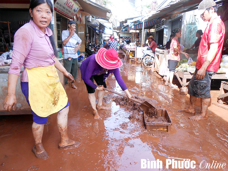 Chợ Lộc Ninh chìm trong biển nước