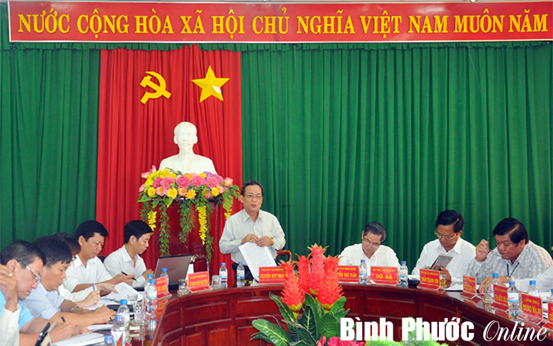 Ph&oacute; chủ tịch Nguyễn Huy Phong l&agrave;m việc với l&atilde;nh đạo huyện Chơn Thành về nhi&ecirc;̣m vụ 6 tháng cu&ocirc;́i năm