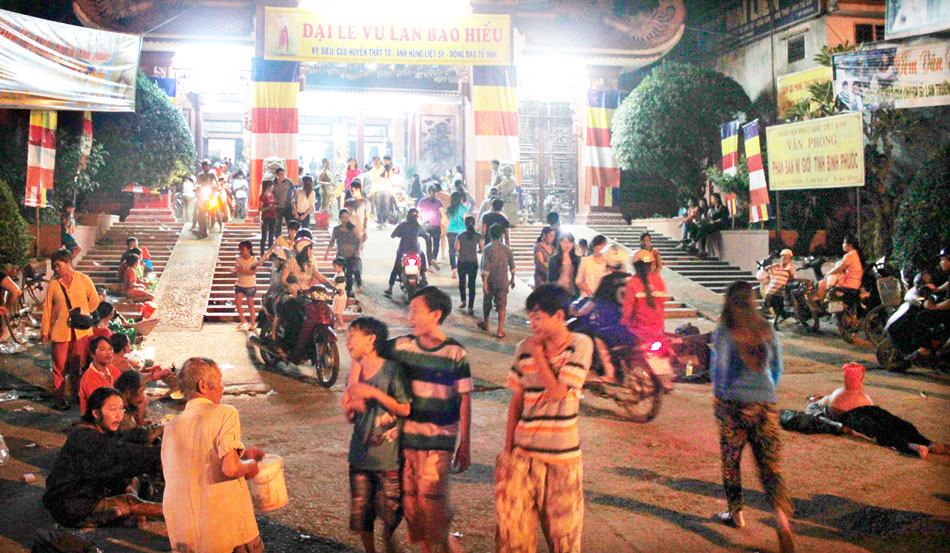 Một số hình ảnh phản cảm khi đi lễ chùa Rằm tháng 7