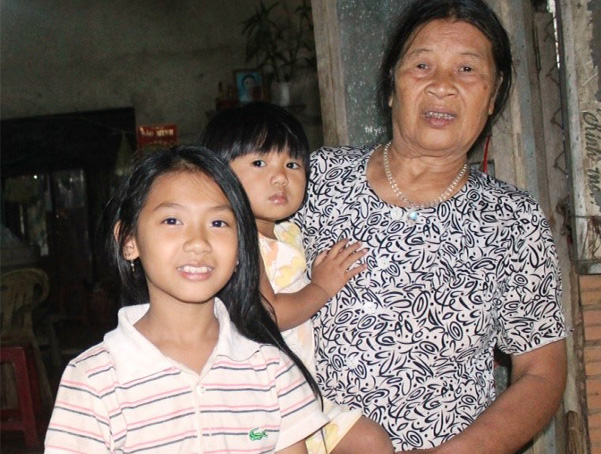 Cô bé mồ côi và ước mơ trở thành bác sĩ