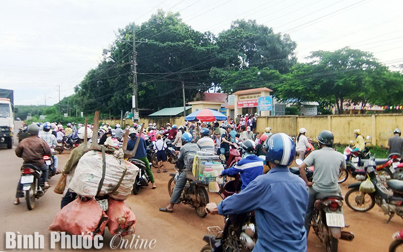 Phụ huynh cản trở giao thông