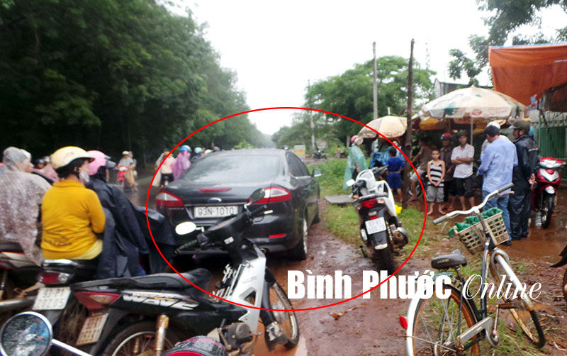 Một gi&aacute;m đốc cầu đường d&ugrave;ng xe hơi chặn đường &ldquo;người trong mộng&rdquo;