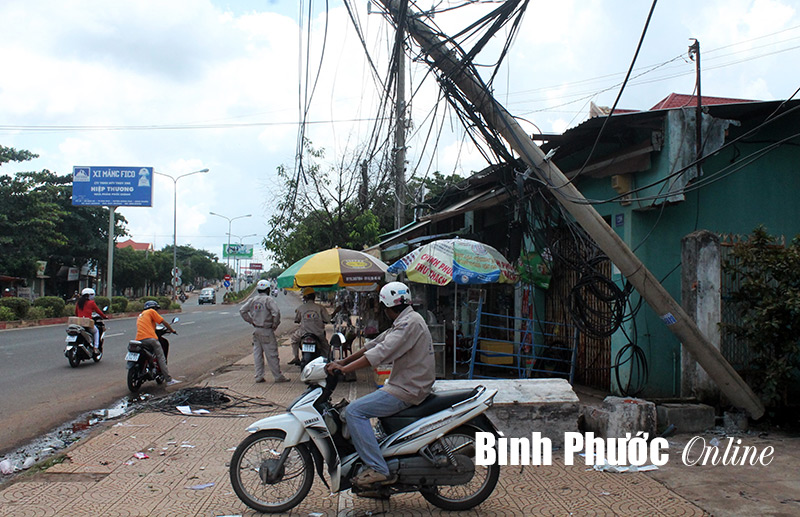 Xe tải quá khổ đâm đổ cột điện trung thế