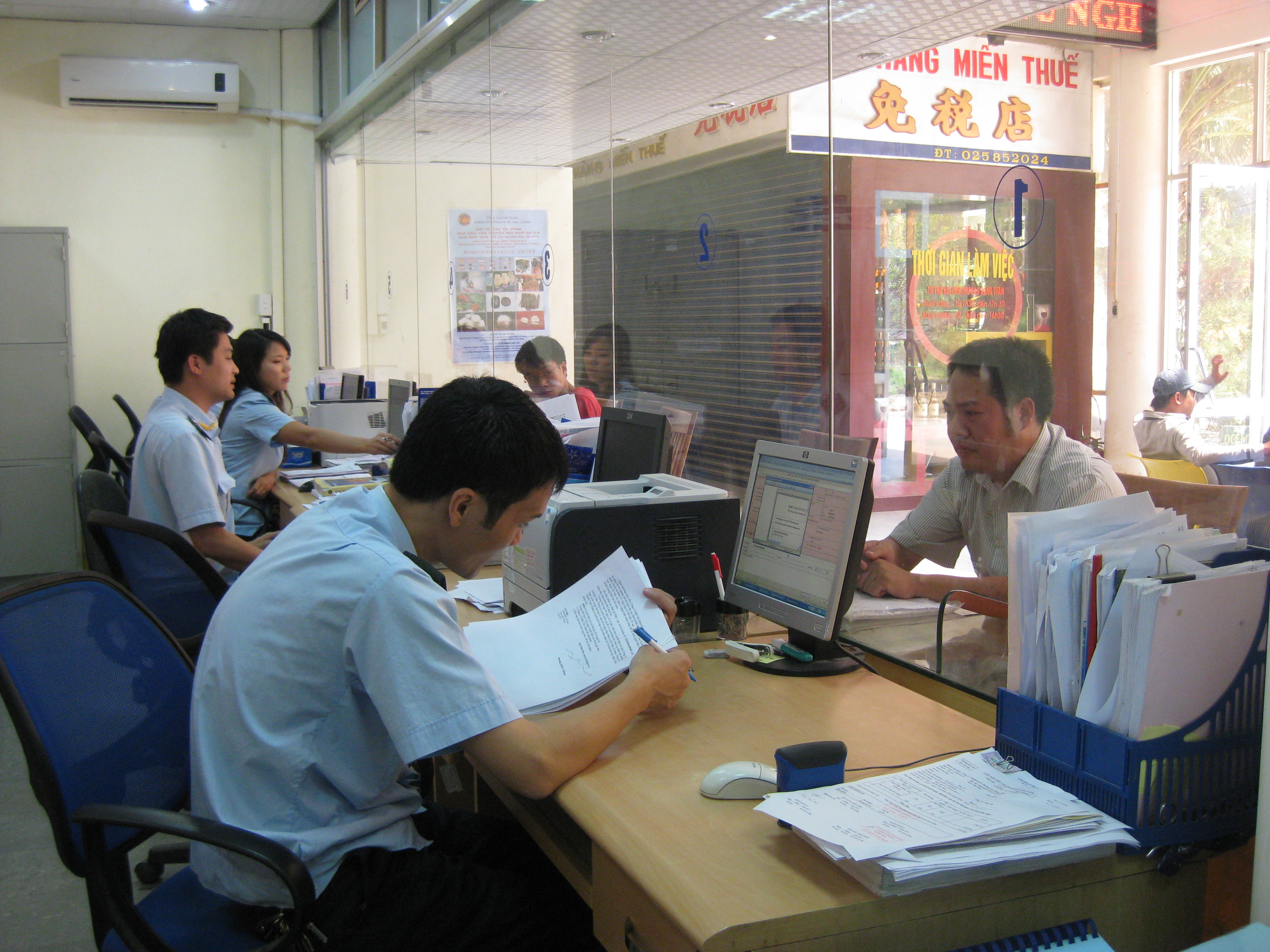 Thắt chặt việc gi&aacute;m s&aacute;t Hải quan tại c&aacute;c cửa khẩu