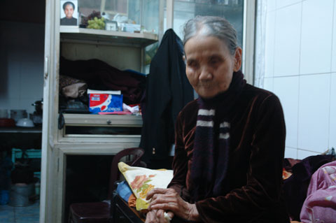 Cụ bà 92 tuổi lặng thầm "nuôi" cá hồ Gươm