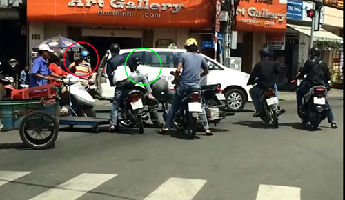 Camera Mercedes chộp cảnh dàn dựng đụng xe cướp của
