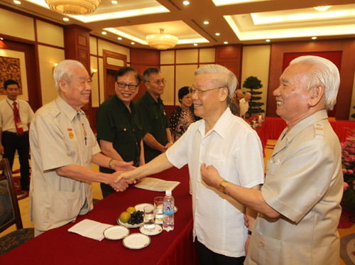 Tổng B&iacute; thư Nguyễn Ph&uacute; Trọng gặp mặt đại biểu cựu TNXP