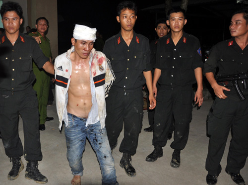 Dựng lại hiện trường vụ đấu s&uacute;ng giữa 100 cảnh s&aacute;t với 7 đối tượng c&oacute; s&uacute;ng