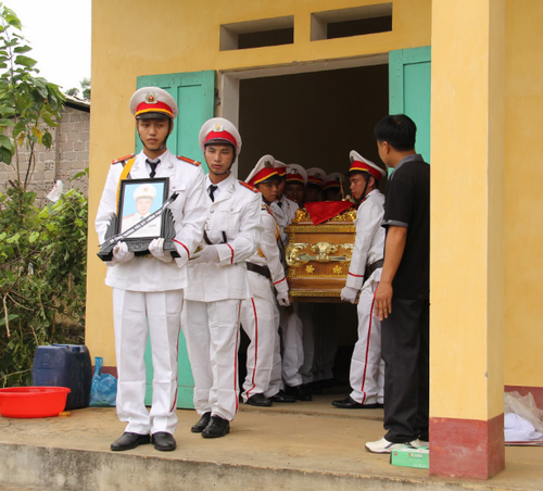 Đấu s&uacute;ng bắt giữ 108 b&aacute;nh heroin, 2 cảnh s&aacute;t bị thương vong