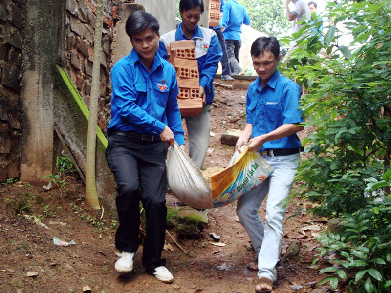 Đoàn khối dân chính đảng giúp dân sửa nhà, tặng quà trung thu