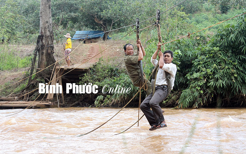 Đánh đu trên mặt sông Lấp