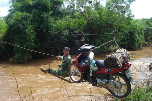 Vượt sông như làm xiếc