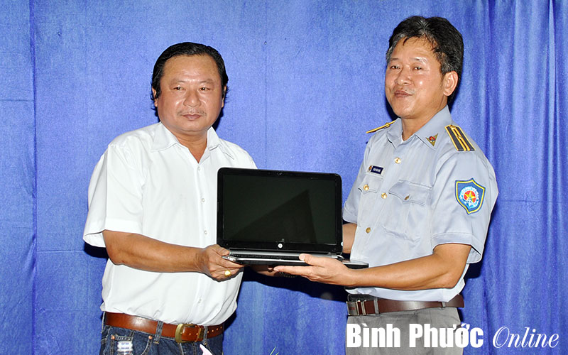 Hơn 200 triệu đồng tặng Kiểm ngư vùng 2