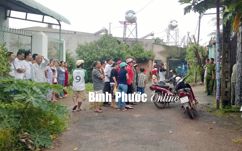 Dựng lại hi&ecirc;̣n trường vụ m&ocirc;̣t b&ocirc;̣ đ&ocirc;̣i phục vi&ecirc;n bị 3 thanh ni&ecirc;n x&ocirc;ng vào nhà sát hại