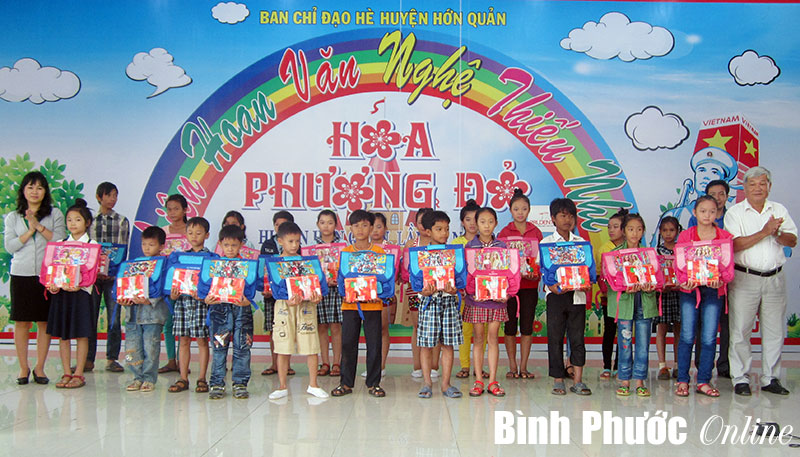 80 học sinh nghèo huyện Hớn Quản được tặng đồ dùng học tập