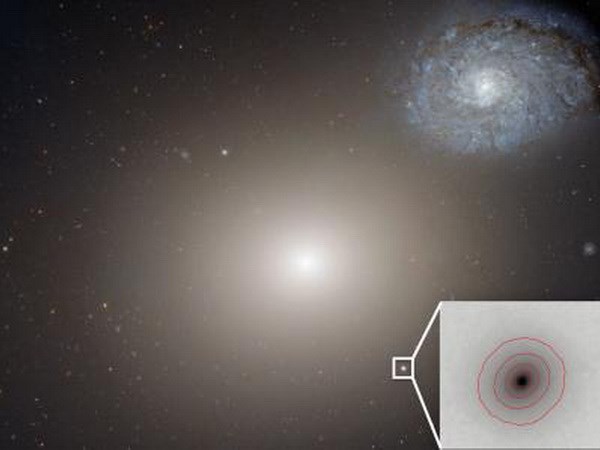 Phát hiện hố đen "siêu khổng lồ" nằm trong một thiên hà tí hon