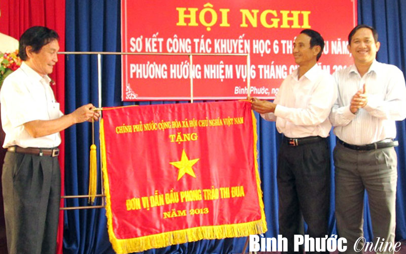 Hội Khuyến học tỉnh được Thủ tướng ch&iacute;nh phủ tặng cờ thi đua