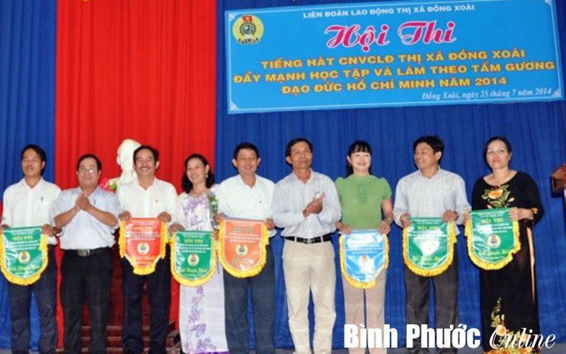 Hội thi tiếng h&aacute;t c&ocirc;ng nh&acirc;n vi&ecirc;n chức lao động thị x&atilde; Đồng Xo&agrave;i