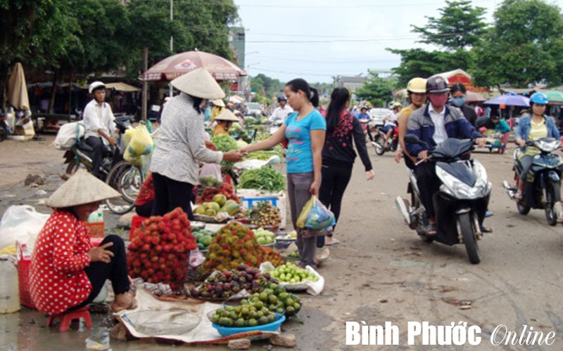 Họp chợ dưới lòng đường