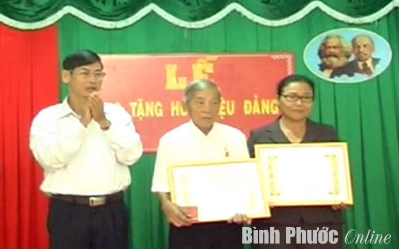 2 đảng vi&ecirc;n được nhận Huy hiệu 60, 40 năm tuổi Đảng 