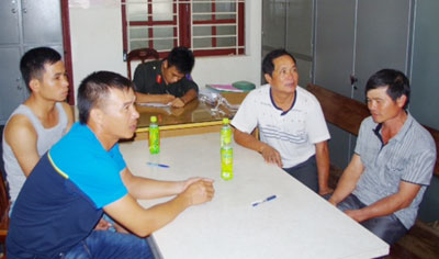 Bắt 4 c&aacute;n bộ c&ocirc;ng chức đ&aacute;nh bạc