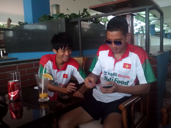 Cả làng, cả họ đi xem cầu thủ U.19 Việt Nam thi đấu