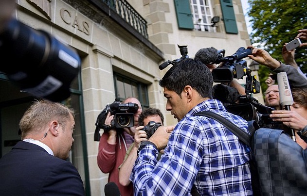 Suarez giữ im lặng sau buổi làm việc với tòa
