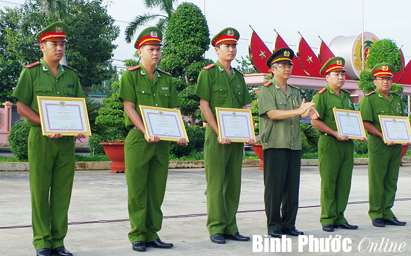 Khen thưởng đột xuất trung &uacute;y Nguyễn Đức &Acirc;n