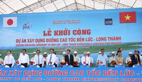 Thủ tướng ph&aacute;t lệnh khởi c&ocirc;ng tuyến cao tốc lớn nhất miền Nam