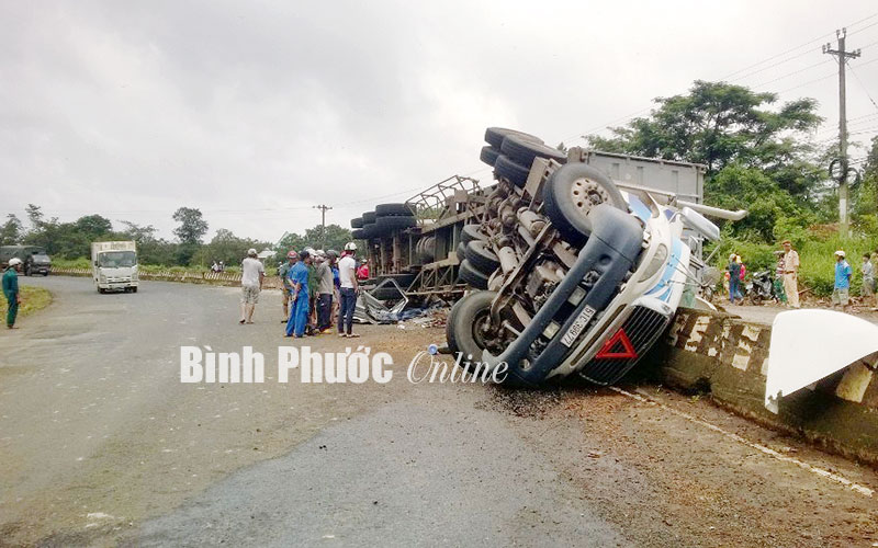 Xe container lật, tài xế tử nạn