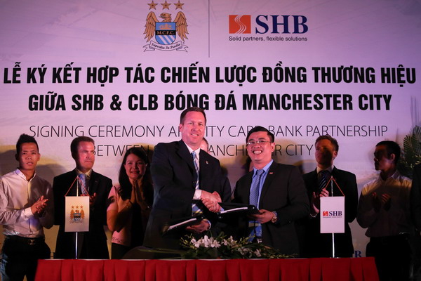 Manchester City 'bắt tay' với bầu Hiển