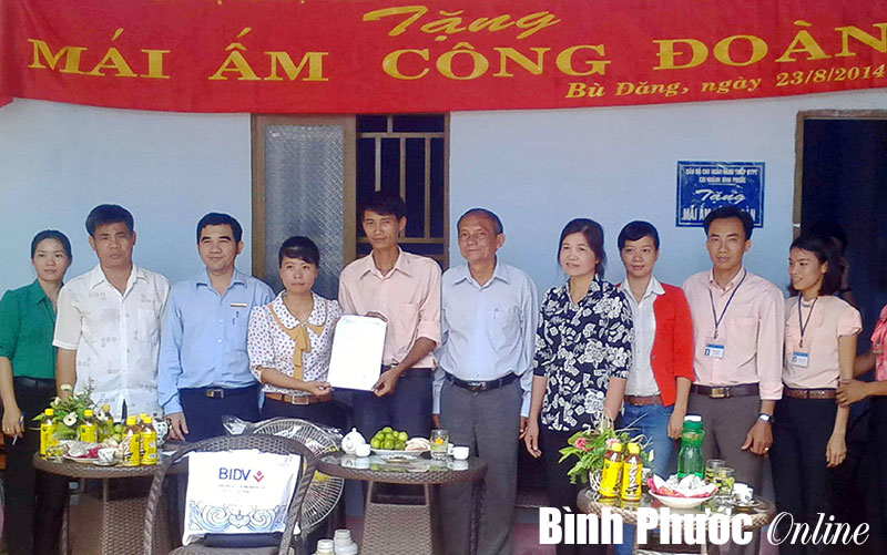 Liên đoàn Lao động tỉnh tặng 2 mái ấm công đoàn