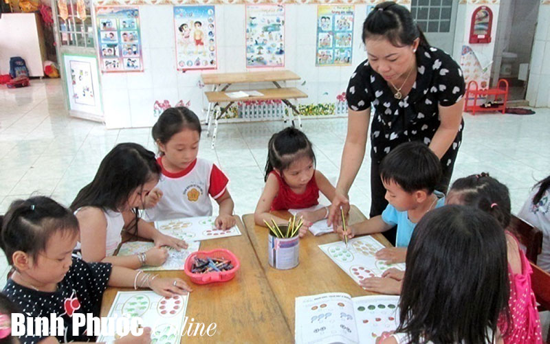 Trẻ 5 tuổi “gồng mình” với con chữ