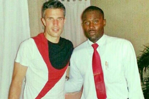 Suýt mất việc vì chụp ảnh với Van Persie