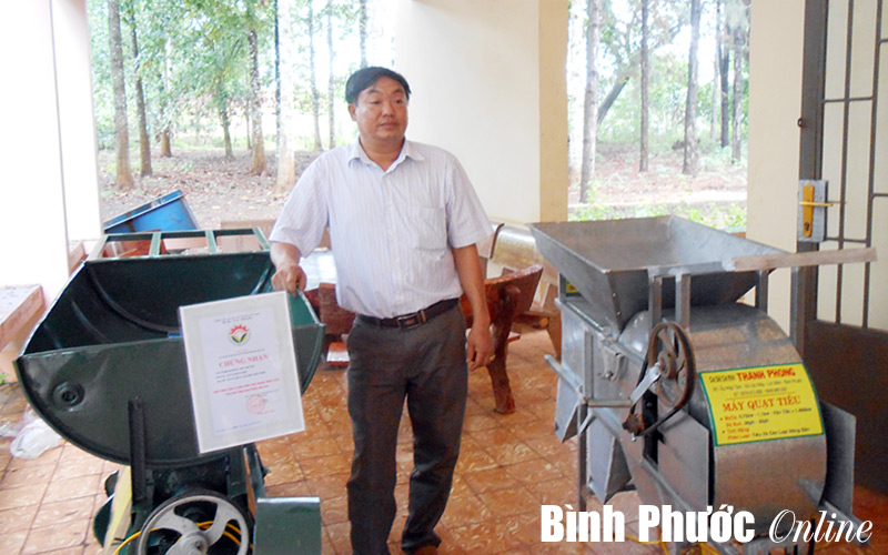 Anh Phạm Thanh Phong với sáng chế máy quạt tiêu, máy suốt tiêu