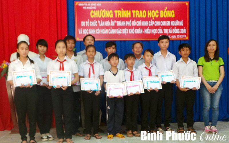 Tổ chức từ thiện “Làn gió ấm” trao học bổng cho học sinh vượt khó học giỏi