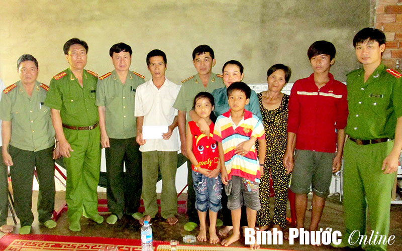 Một c&ocirc;ng an x&atilde; bị thương khi l&agrave;m nhiệm vụ